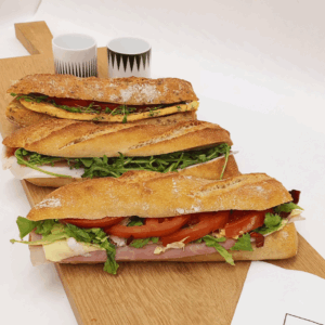Baguette garnie jambon fromage Carrément Bon, délicieusement fourrée de jambon de qualité et fromage fondant, sandwich artisanal 100% maison à Namur