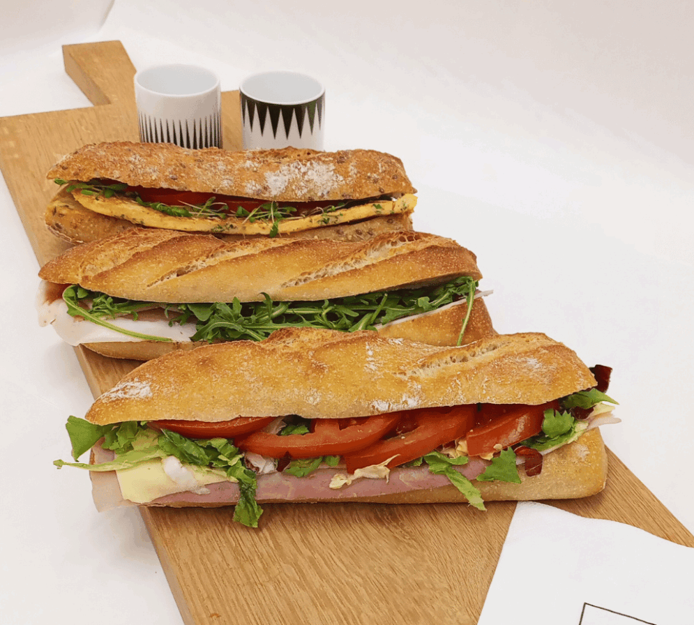 Baguette garnie jambon fromage Carrément Bon, délicieusement fourrée de jambon de qualité et fromage fondant, sandwich artisanal 100% maison à Namur