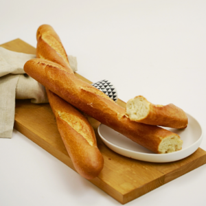 Baguette française artisanale – pain à la croûte dorée et à la mie aérée – fraîcheur Carrément Bon