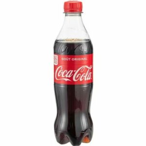 Bouteille de Coca-Cola classique, boisson gazeuse rafraîchissante au goût sucré, idéale pour accompagner vos repas ou moments de convivialité.