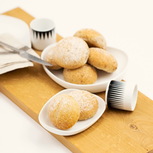 Croquants sur pierre de Carrément Bon, petits pains rustiques à la croûte dorée et croustillante, parfaits pour accompagner vos repas.`