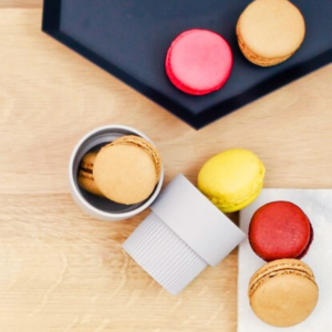 Macarons artisanaux colorés, faits maison, spécialité sucrée de Carrément Bon – pâtisserie belge haut de gamme