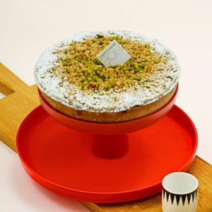 Tarte cerise pistache de Carrément Bon, avec une pâte sablée délicate, une garniture onctueuse à la pistache et des cerises juteuses, pour un dessert fruité et savoureux