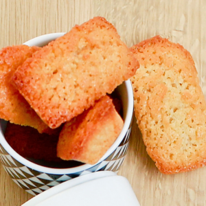 Financiers de Carrément Bon, petites pâtisseries dorées à la texture légère et moelleuse, aux amandes et au beurre, idéales pour un goûter gourmand.
