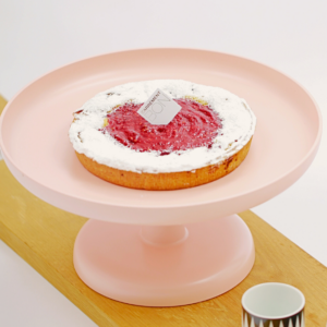 Tarte framboise frangipane de Carrément Bon, avec une pâte sablée, une garniture crémeuse à la frangipane et des framboises fraîches, pour un équilibre parfait entre douceur et acidité.