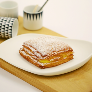 Gosette à la crème de Carrément Bon, délicieuse pâtisserie feuilletée garnie d'une crème onctueuse, parfaite pour une pause gourmande.