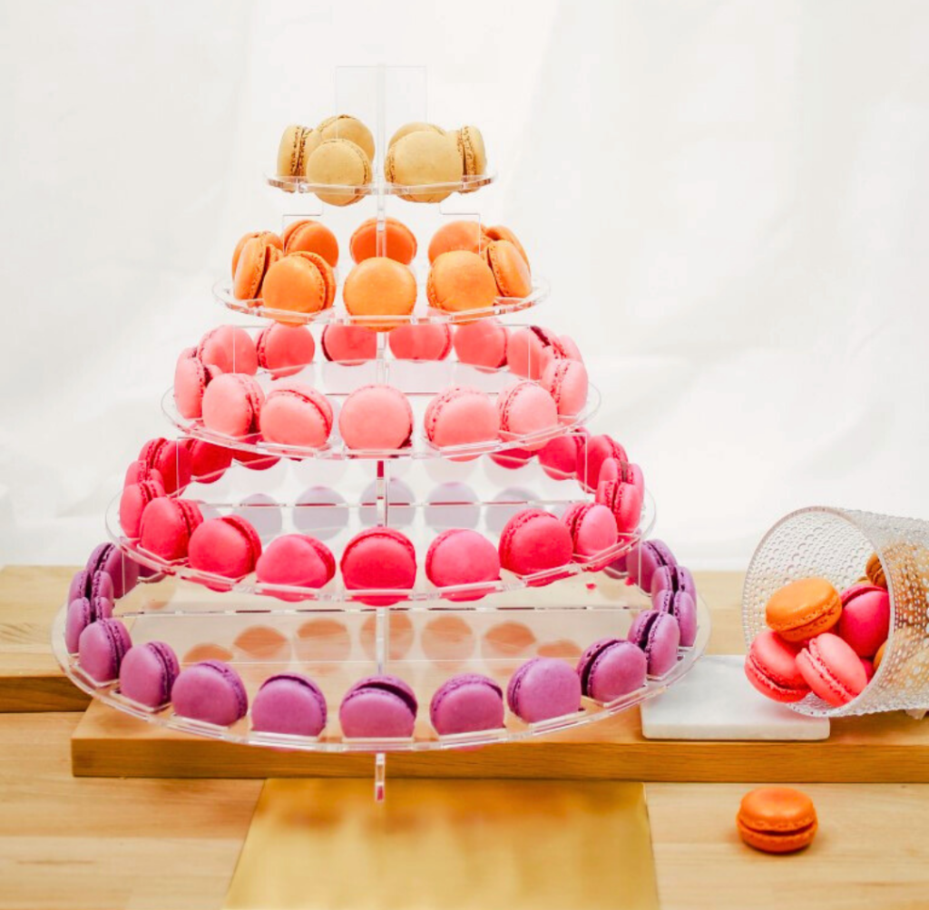 Macarons de Carrément Bon, délicates pâtisseries aux coques croquantes et garniture fondante, disponibles dans une variété de saveurs pour une expérience sucrée raffinée.