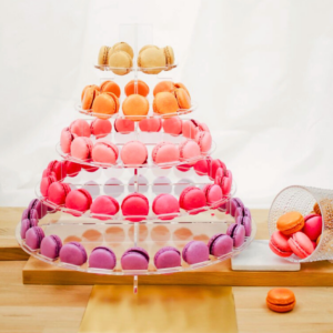 Macarons de Carrément Bon, délicates pâtisseries aux coques croquantes et garniture fondante, disponibles dans une variété de saveurs pour une expérience sucrée raffinée.