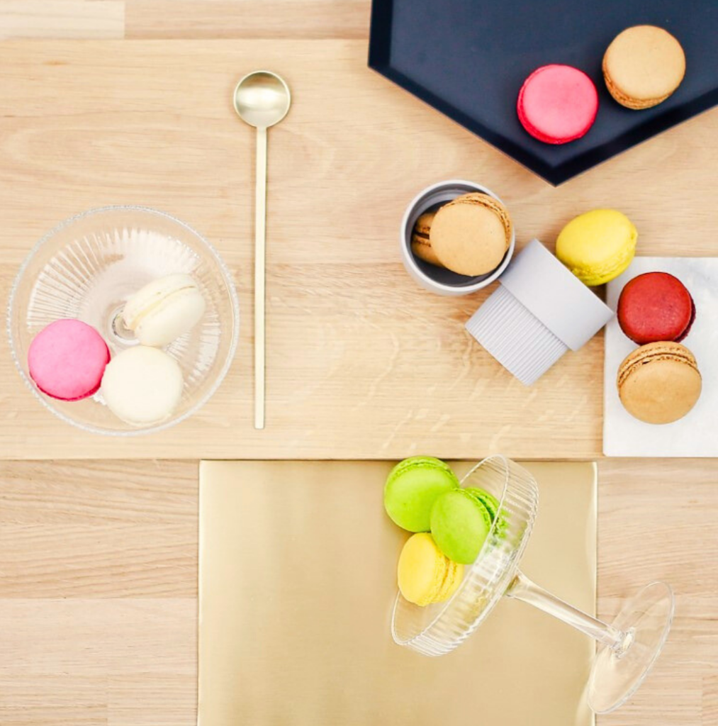 Macarons de Carrément Bon, délicates pâtisseries aux coques croquantes et garniture fondante, disponibles dans une variété de saveurs pour une expérience sucrée raffinée.