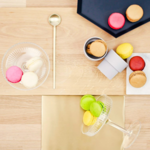 Macarons de Carrément Bon, délicates pâtisseries aux coques croquantes et garniture fondante, disponibles dans une variété de saveurs pour une expérience sucrée raffinée.