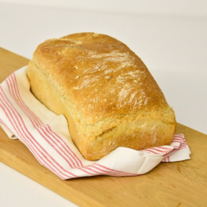 Pain métail blanc de Carrément Bon, pain à la farine de froment blanc de qualité supérieure, offrant une texture légère et aérée, idéale pour vos repas quotidiens ou vos tartines gourmandes.