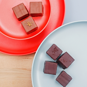 Mwallocubes de Carrément Bon, délicieux mélocakes cubiques enrobés de chocolat tendre et fondant, avec une couche de guimauve légère pour une expérience sucrée irrésistible