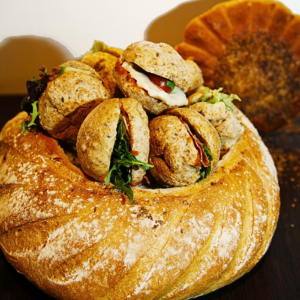 Pain surprise de Carrément Bon, pain garni de délicieuses bouchées variées, idéal pour vos apéritifs et réceptions, offrant une présentation originale et gourmande.