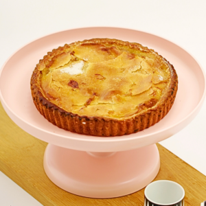 Tarte aux pommes couverte de Carrément Bon, avec des pommes fondantes et une pâte dorée, parfaite pour un dessert maison réconfortant.