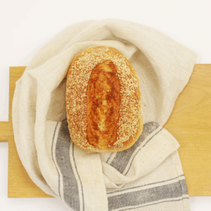 Pain sans gluten de Carrément Bon, à la texture moelleuse et légère, parfait pour ceux qui suivent un régime sans gluten, tout en offrant un goût délicieux.