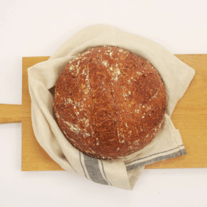 Pain Vivaldi de Carrément Bon, pain gris multi-céréales au levain naturel, fabriqué avec farine de froment, seigle, orge et graines torréfiées (soja, lin, tournesol, sésame), offrant une texture riche et un goût profond grâce à une fermentation lente.