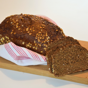 Vivaldi Extra de Carrément Bon, pain multi-céréales au levain naturel, préparé avec de la farine de froment, seigle et enrichi de graines torréfiées (soja, lin, tournesol, sésame) et malt d'orge, offrant une texture dense et un goût authentique grâce à une longue fermentation.