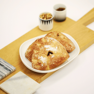 Chausson à la cerise, pâte feuilletée dorée et compote fruitée maison – viennoiserie artisanale Carrément Bon à Namur