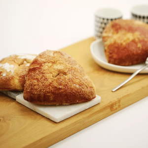 Chausson aux pommes croustillant, pâte feuilletée dorée et compote maison – viennoiserie traditionnelle Carrément Bon à Namur