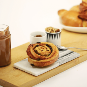 Couque Suisse moelleuse garnie de crème pâtissière et sucre glace – viennoiserie artisanale Carrément Bon à Namur