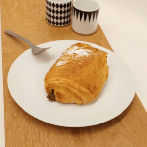 Croissant feuilleté à la pâte de noisette, pur beurre et croustillant – viennoiserie artisanale Carrément Bon à Namur