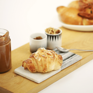 Croissant pur beurre garni de crème d'amande, légèrement doré – viennoiserie artisanale Carrément Bon à Namur