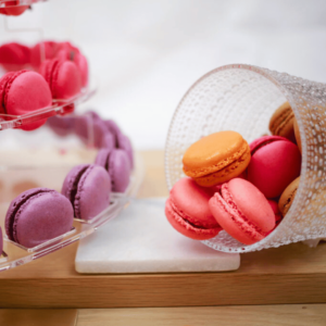 Assortiment de macarons artisanaux aux saveurs variées – pâtisseries fines Carrément Bon à Namur