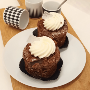 Merveilleux au chocolat et meringue légère, enrobé de crème fouettée – pâtisserie raffinée Carrément Bon à Namur
