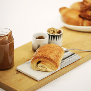 Pain au chocolat pur beurre, pâte feuilletée croustillante et chocolat fondant – viennoiserie artisanale Carrément Bon à Namur