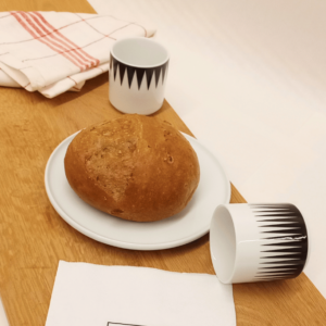 Pistolet gris artisanal, pain croustillant à la croûte dorée – boulangerie traditionnelle Carrément Bon à Namur