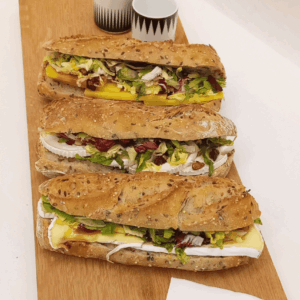 Baguette artisanale au brie fondant, sirop de Liège et roquette – Carrément Bon