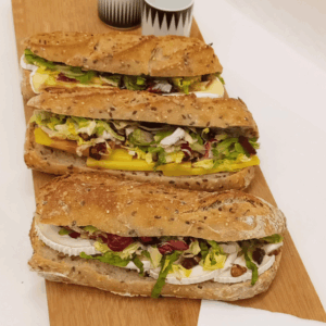 Baguette artisanale au fromage de chèvre, pommes, miel, noix et raisins – Carrément Bon