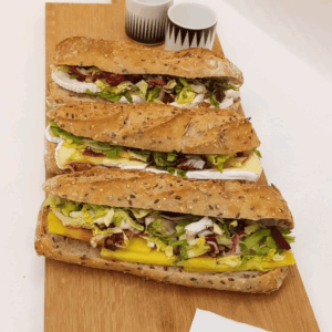 Baguette artisanale garnie au Comté, fruits secs, sirop de Liège et salade – Carrément Bon