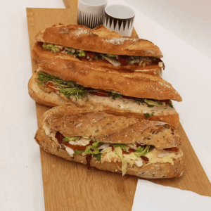 Baguette artisanale à la salade de crabe, tomates fraîches et salade croquante – Carrément Bon traiteur belge