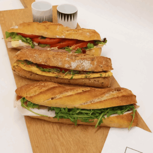 Baguette artisanale garnie de jambon italien