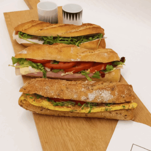Baguette garnie d'omelette maison à la persillade, tomates fraîches, cressonnette et mayonnaise artisanale – saveurs authentiques Carrément Bon
