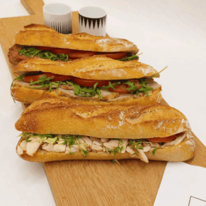 Baguette artisanale garnie filet de poulet – filet de poulet tendre, mayonnaise maison, cressonnette et tomates fraîches – une baguette maison savoureuse et équilibrée