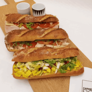 Baguette artisanale garnie poulet curry – poulet savoureux au curry, salade fraîche, concombre croquant et pommes pour une touche de douceur