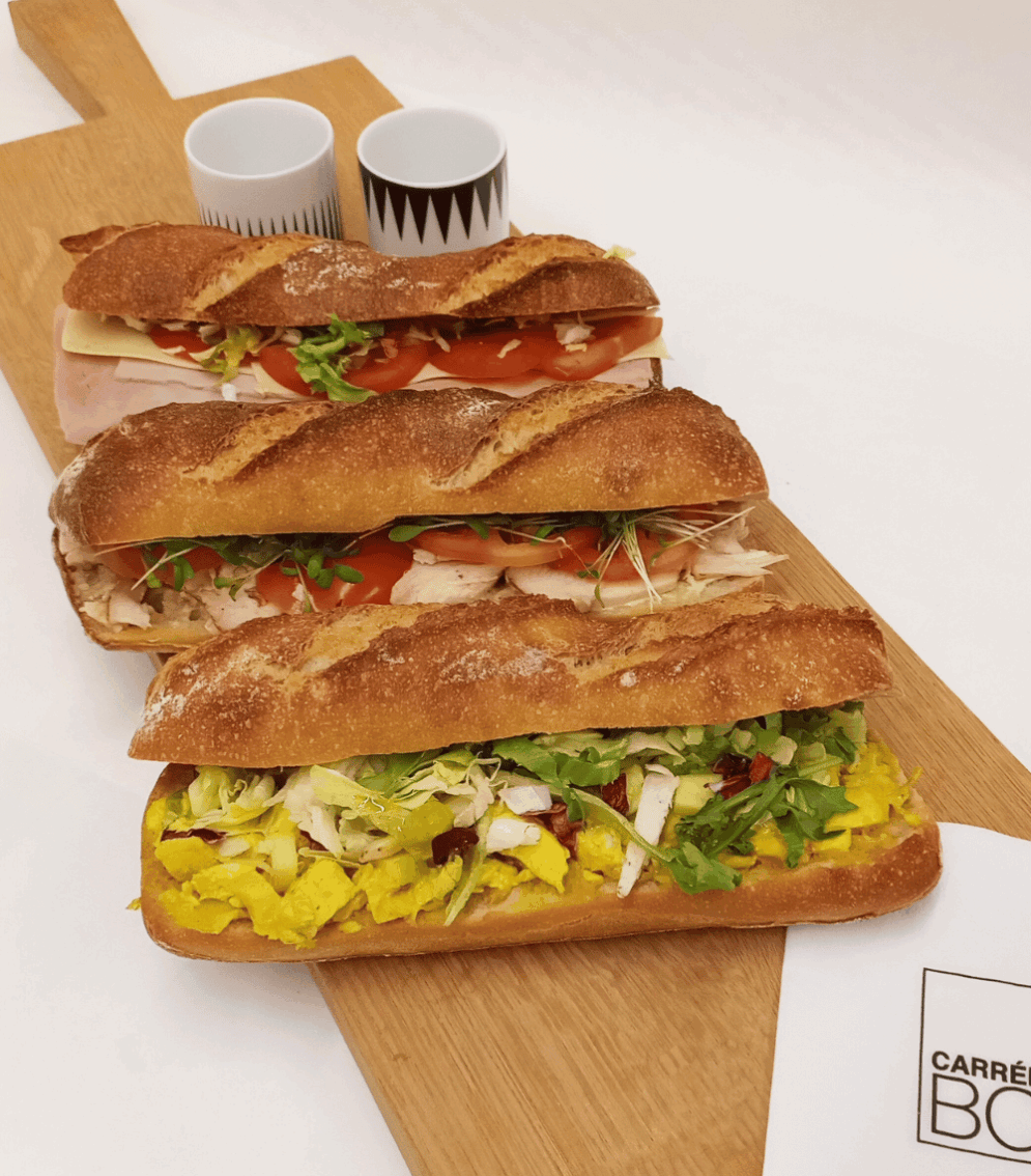 Baguette artisanale garnie poulet curry – poulet savoureux au curry, salade fraîche, concombre croquant et pommes pour une touche de douceur