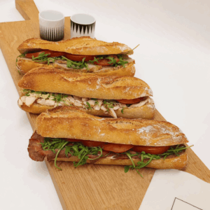 Baguette artisanale garnie rosbeef – rosbeef tendre, tomates fraîches, mayonnaise maison et moutarde – une baguette maison savoureuse, artisanale et généreuse