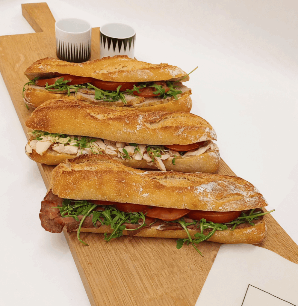 Baguette artisanale garnie rosbeef – rosbeef tendre, tomates fraîches, mayonnaise maison et moutarde – une baguette maison savoureuse, artisanale et généreuse
