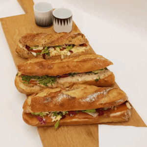 Baguette artisanale garnie au saumon fumé, fromage frais et crudités – Carrément Bon