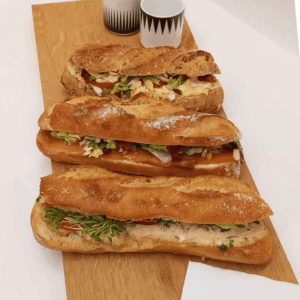 Baguette artisanale garnie de salade de thon maison – thon savoureux, cressonnette fraîche et tomates juteuses pour un déjeuner léger et délicieux