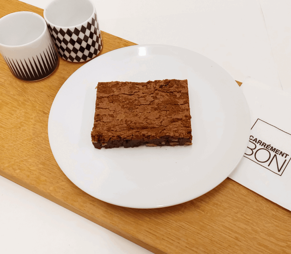 Brownie chocolat fondant aux fruits secs, texture riche et gourmande, dessert maison 100% Carrément Bon à Namur