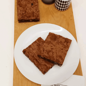 Brownie chocolat fondant aux fruits secs, texture riche et gourmande, dessert maison 100% Carrément Bon à Namur