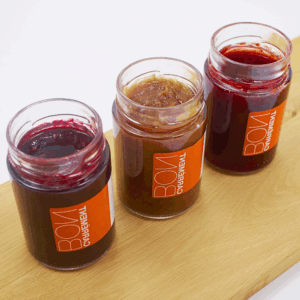 Confitures artisanales de Carrément Bon, préparées avec des fruits soigneusement sélectionnés pour une saveur authentique et gourmande.`