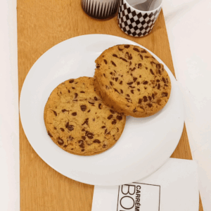 Cookies Carrément Bon, généreusement garnis de chocolat fondant et de morceaux croquants, pâtisserie maison 100% artisanale à Namur