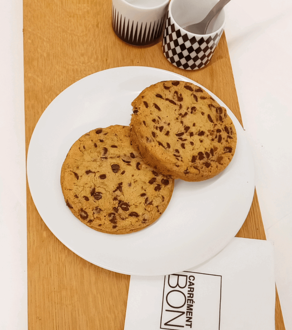 Cookies Carrément Bon, généreusement garnis de chocolat fondant et de morceaux croquants, pâtisserie maison 100% artisanale à Namur