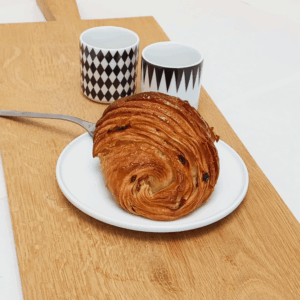 Couque au beurre raisin Carrément Bon, pâte feuilletée généreusement fourrée de raisins et de beurre fondant, viennoiserie artisanale 100% maison à Namur