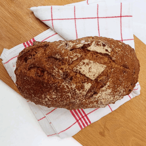 Pain aux noix croquant et fruits secs, riche en saveurs et en textures – pain artisanal Carrément Bon à Namur